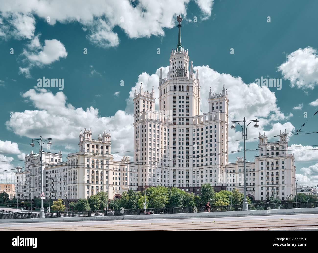 Vue sur la tour staliniste, bâtiment résidentiel sur le remblai de Kotelnicheskaya, 1938-1952, point de repère : Moscou, Russie - 29 juillet 2022 Banque D'Images Vue sur la tour staliniste, bâtiment résidentiel sur le remblai de Kotelnicheskaya, 1938-1952, point de repère : Moscou, Russie - 29 juillet 2022 Banque D'Images