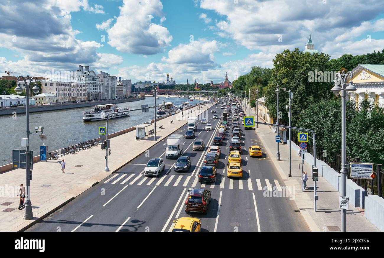Circulation automobile sur le remblai de Moskvoretskaya, paysage urbain avec vue sur le Kremlin de Moscou: Moscou, Russie - 29 juillet 2022 Banque D'Images