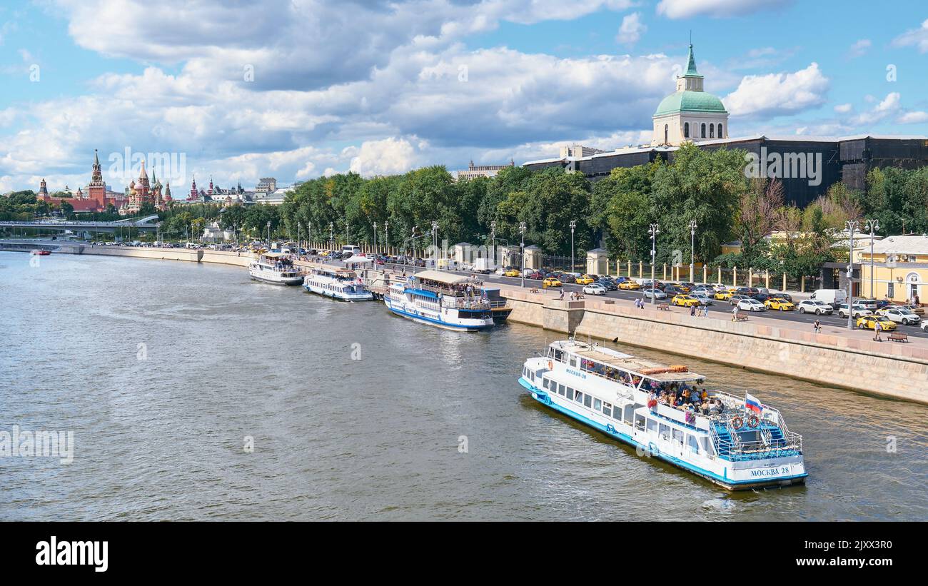 Paysage urbain, vue depuis le pont Bolchoï Ustyinsky jusqu'au remblai Moskvoretskaya, bateaux de plaisance et le Kremlin de Moscou : Moscou, Russie - 29 juillet 2022 Banque D'Images