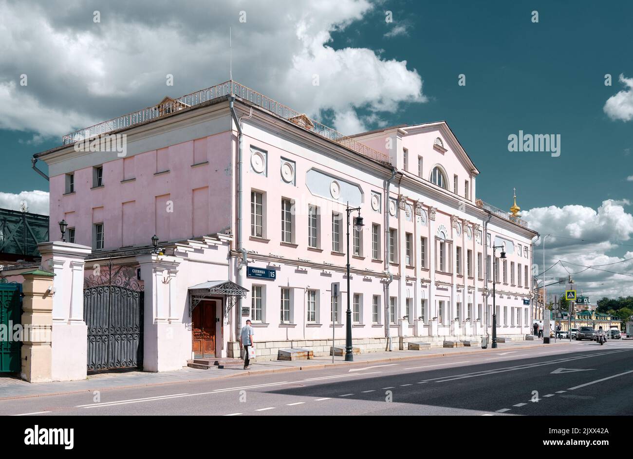 Vue sur la maison principale du manoir urbain des Bokovs, construit dans le style du classicisme en 1806-1812, patrimoine culturel de la Fédération de Russie, l Banque D'Images Vue sur la maison principale du manoir urbain des Bokovs, construit dans le style du classicisme en 1806-1812, patrimoine culturel de la Fédération de Russie, l Banque D'Images