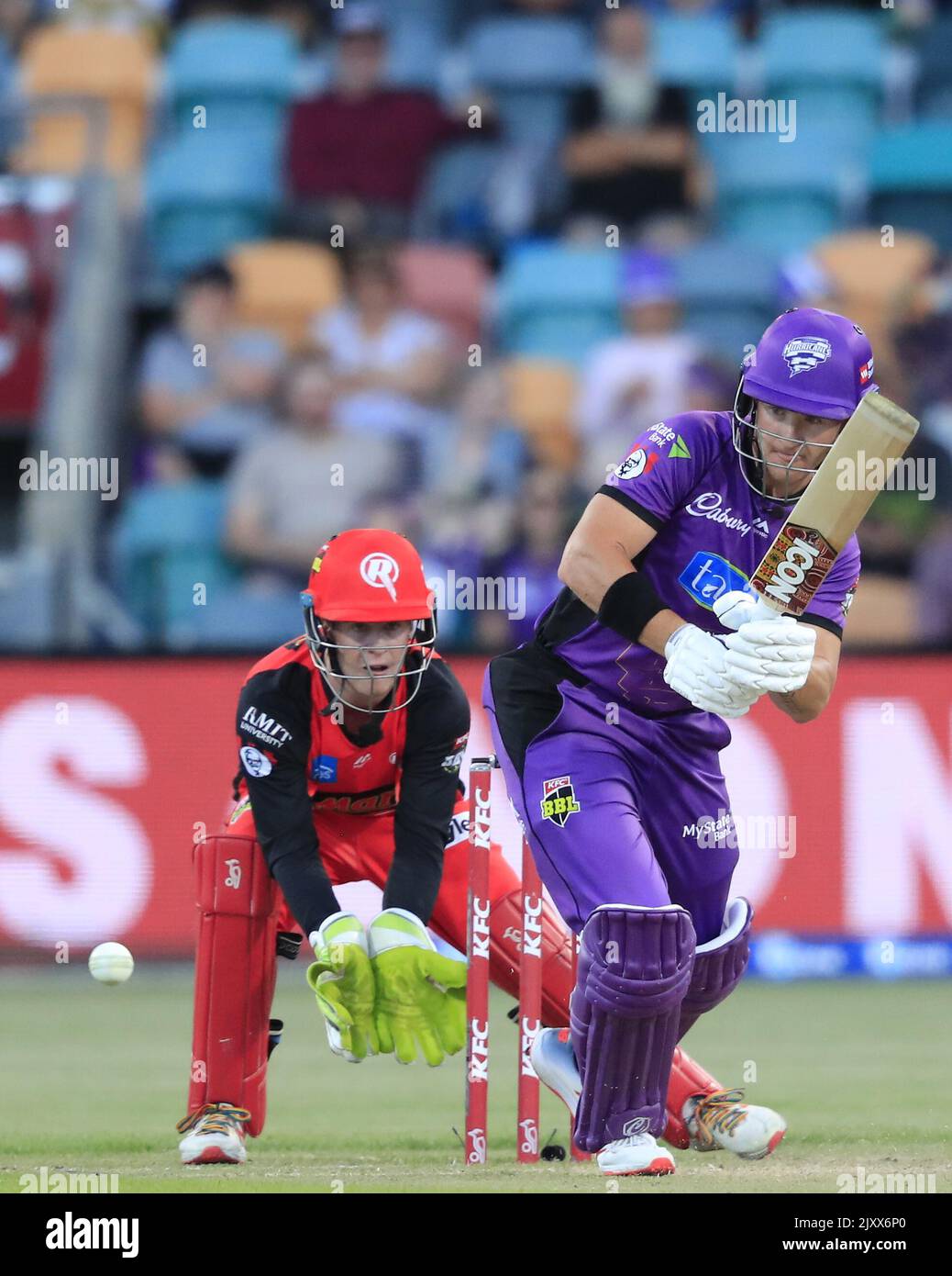 D'Arcy Short of the Hurricanes (à droite) chauves-souris devant le gardien  des Renegades Sam Harper lors du match de la Big Bash League (BBL) entre  les Hurricanes de Hobart et les Renegades