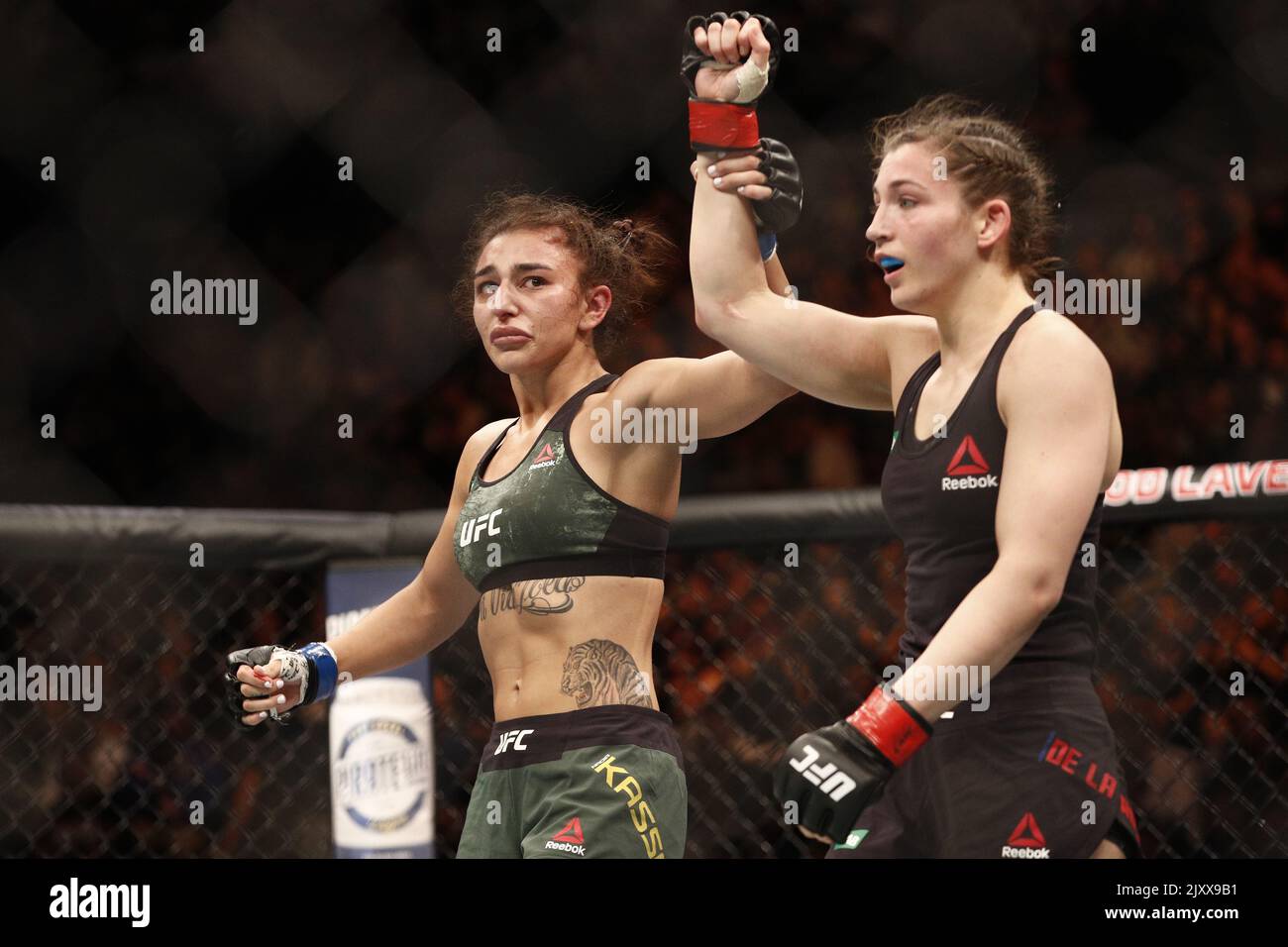 Montana de la Rosa (à droite) remporte le combat de poids de la mouche UFC 234 entre Montana de la Rosa et Nadia Kassem à la Rod laver Arena à Melbourne, samedi, 9 février 2019. (AAP image/Daniel Pockett) Banque D'Images