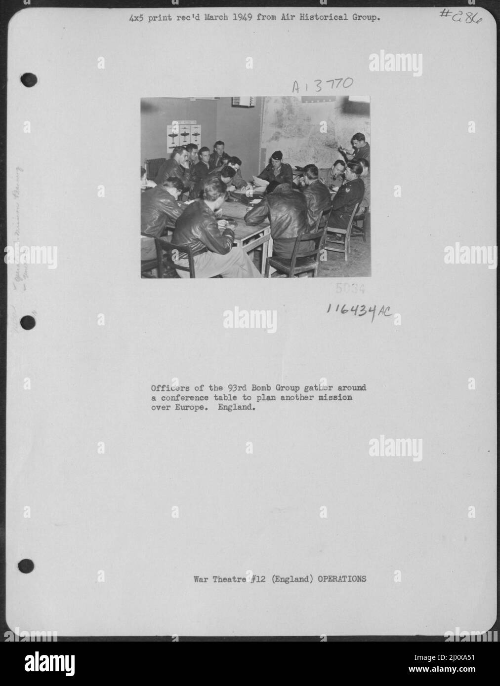 Les officiers du Groupe de la bombe de 93rd se réunissent autour D'Une table de conférence pour planifier une autre mission sur l'Europe. Angleterre. Banque D'Images