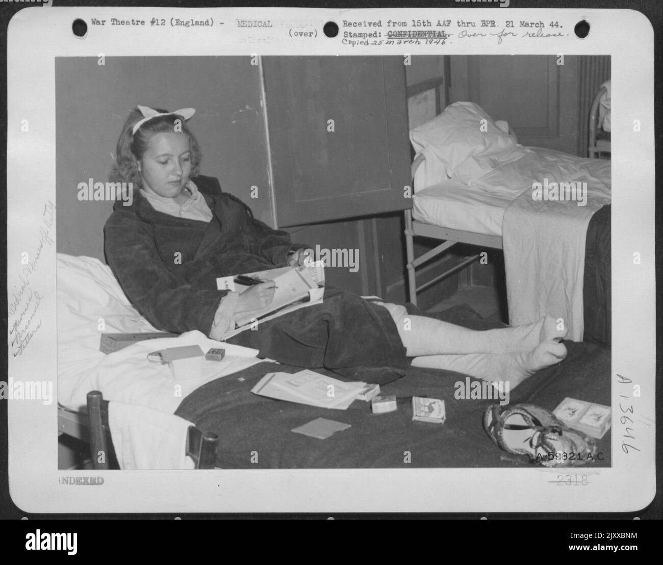 Safe on friendly Shores, lois E. Watson d'Oaklawn, dans l'Illinois, écrit sa première lettre Home. Disparus pendant deux mois après la descente forcée de leur avion en Albanie, 14 infirmières et 17 hommes, les membres d'une unité d'Evac aérien ont subi d'innombrables difficultés à trouver leur Wa Banque D'Images