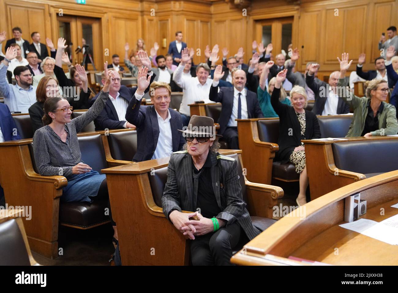 Hambourg, Allemagne. 07th septembre 2022. Udo Lindenberg (devant M) siège à l'hôtel de ville pendant le vote au Parlement de Hambourg. Le chanteur de rock Udo Lindenberg est le nouveau citoyen honoraire de Hambourg. Credit: Marcus Brandt/dpa/Alay Live News Banque D'Images