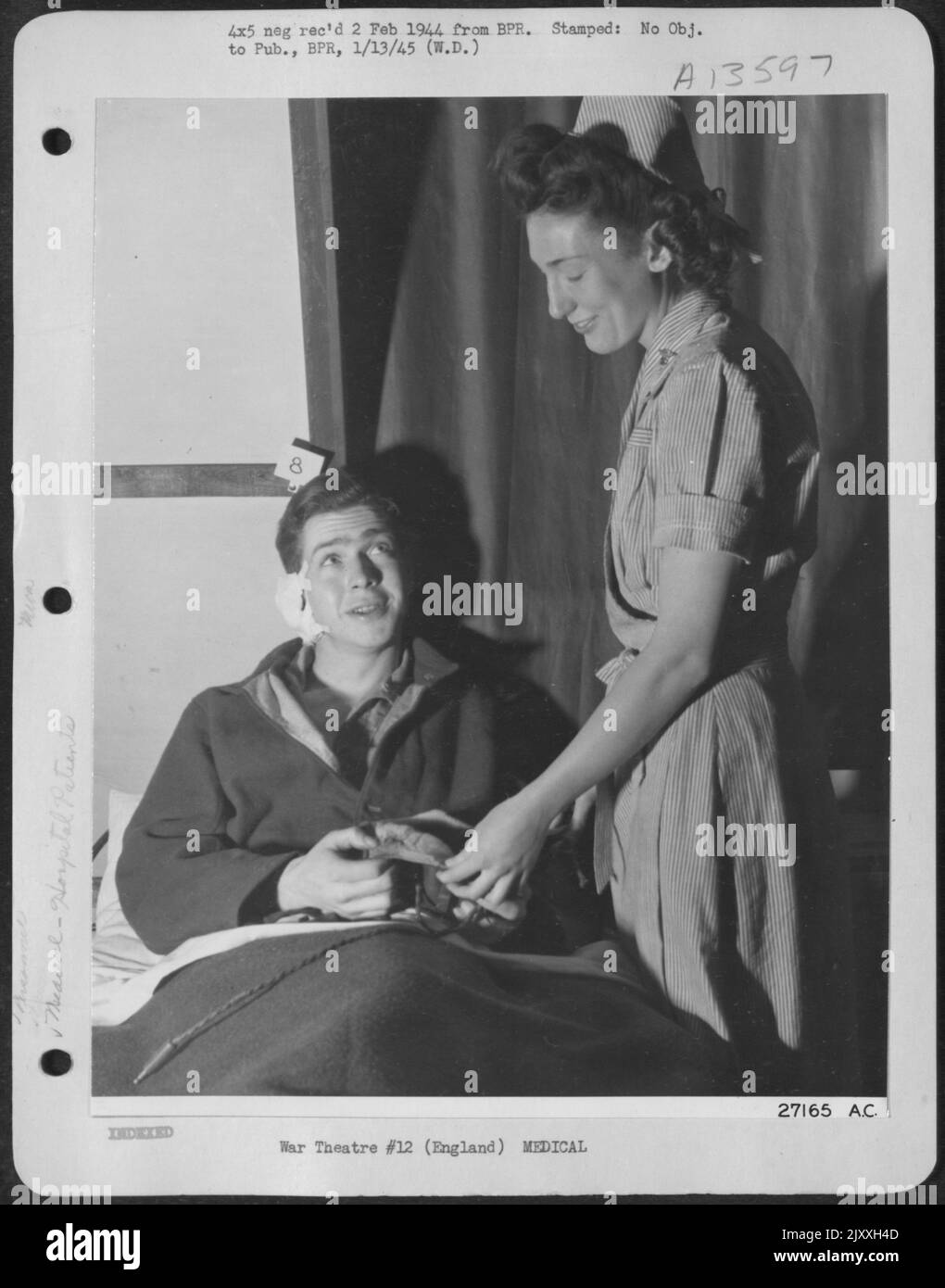 'ONE MAN WAR'---c'est le nouveau nom pour S/Sgt. James Hamilton, 21 ans, de Joycetown, Kentucky, photo montrant son casque à l'infirmière Lt. Margatuor Stewart, de West Milton, en Pennsylvanie. Le tireur de queue Hamilton du Boeing B-17 Flying Banque D'Images