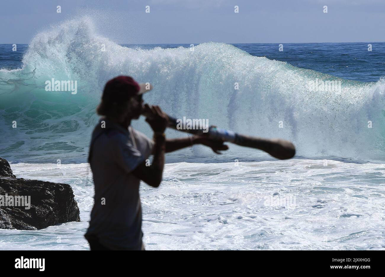 Le jeu de didgeridoo à Snapper Rocks sur la Gold Coast, mardi, 19