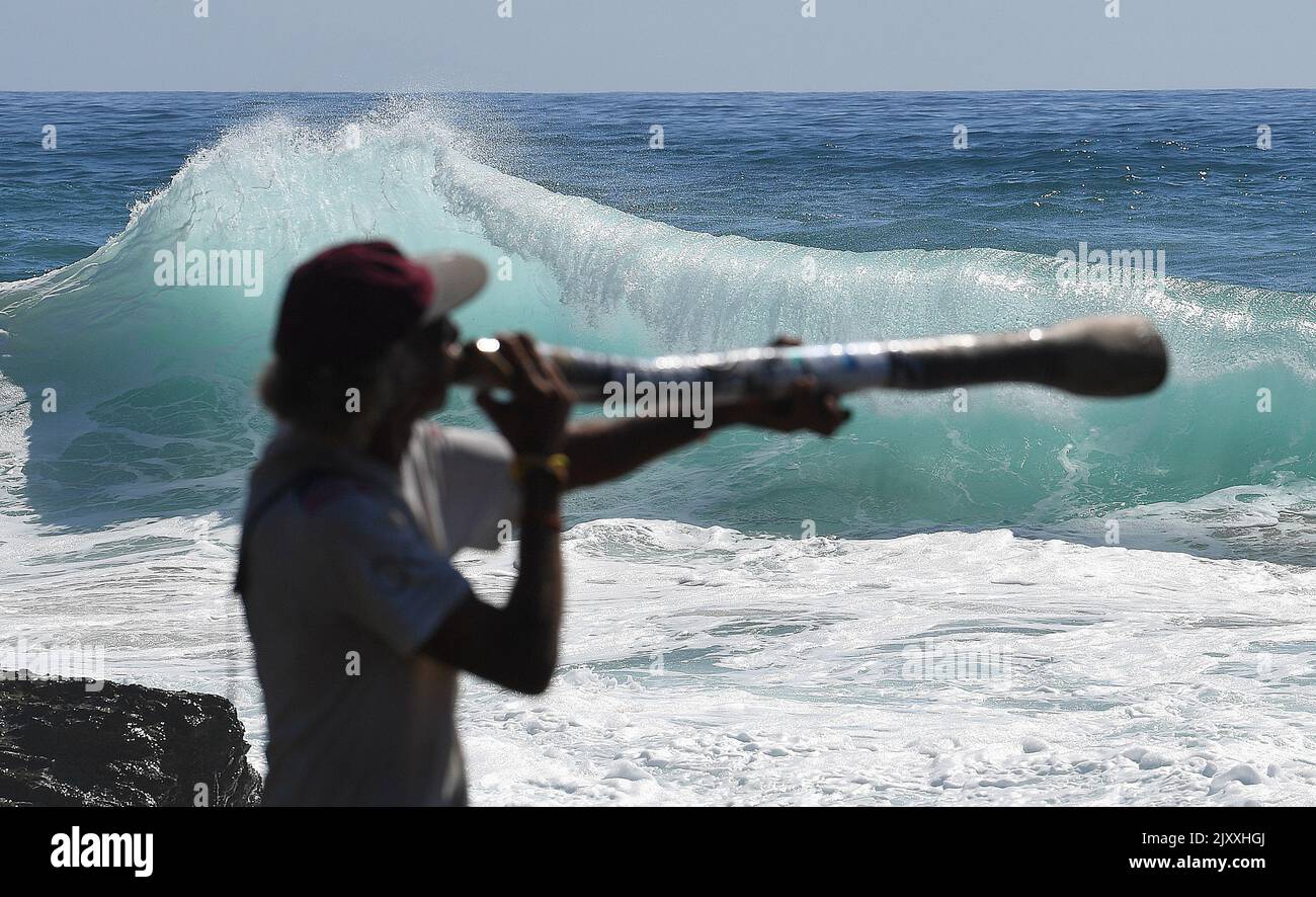 Le jeu de didgeridoo à Snapper Rocks sur la Gold Coast, mardi, 19