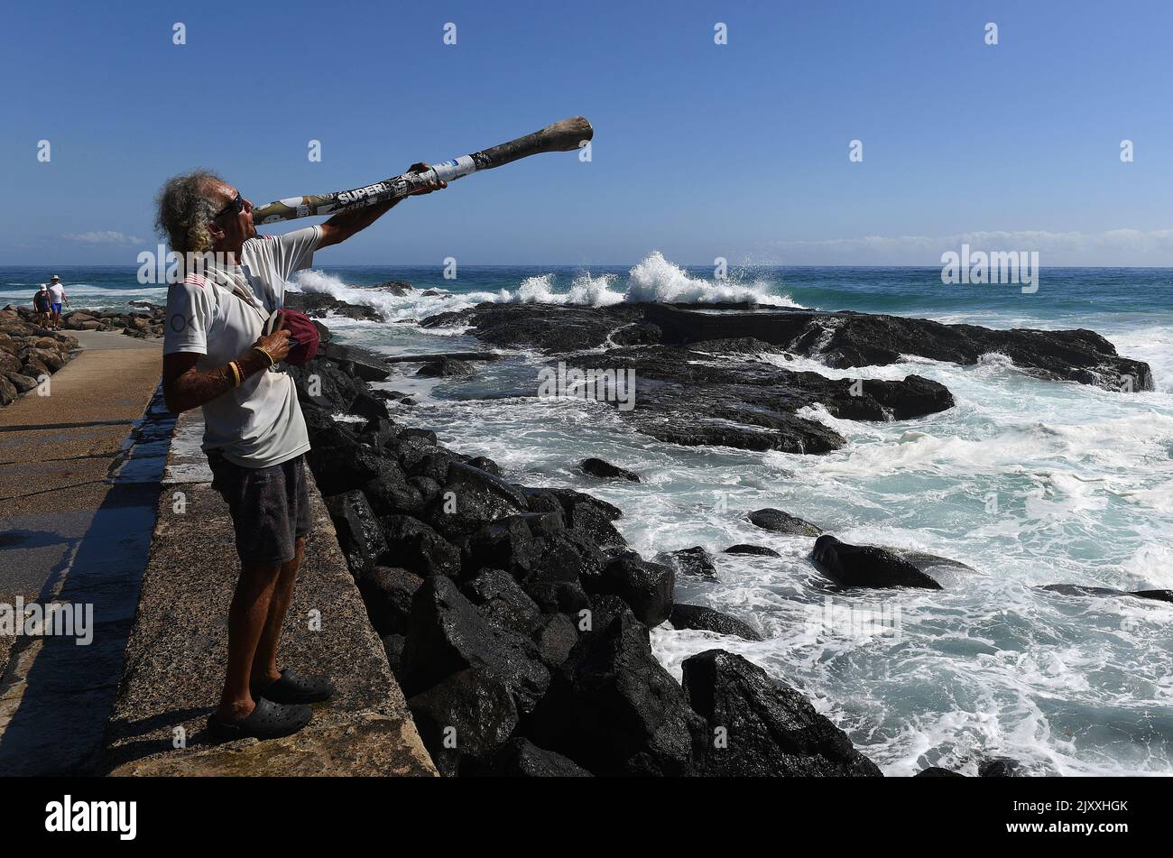 Le jeu de didgeridoo à Snapper Rocks sur la Gold Coast, mardi, 19