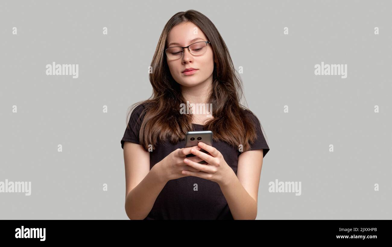 chat en ligne application mobile curieuse femme lisant le téléphone Banque D'Images