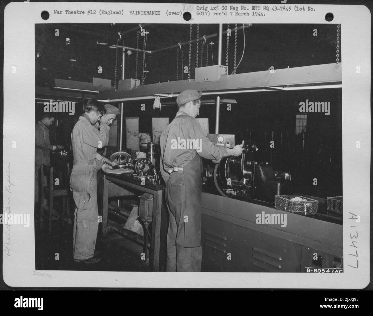 Au dépôt aérien de Warrington Burtonwood en Angleterre, où les avions déchirés par des flaks sont réparés et modifiés pour les missions futures, les civils et les soldats travaillent côte à côte sur la ligne de montage pour mettre les avions en forme pour les vols d'essai. 30 octobre 1943. Banque D'Images