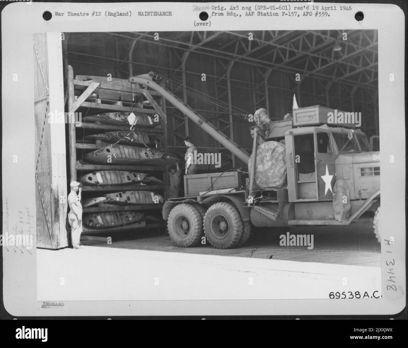 Les ailes excédentaires ont été entreposées dans l'entrepôt du groupe de chasseurs 353rd à Une base en Angleterre. Ici, Une grue retire l'une des ailes d'Une étagère où elle a été rangée. 4 septembre 1944. Banque D'Images