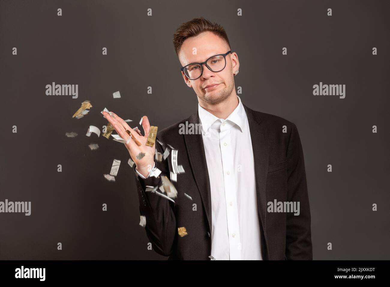 un homme d'anniversaire déçu, ennuyeux, confetti Banque D'Images