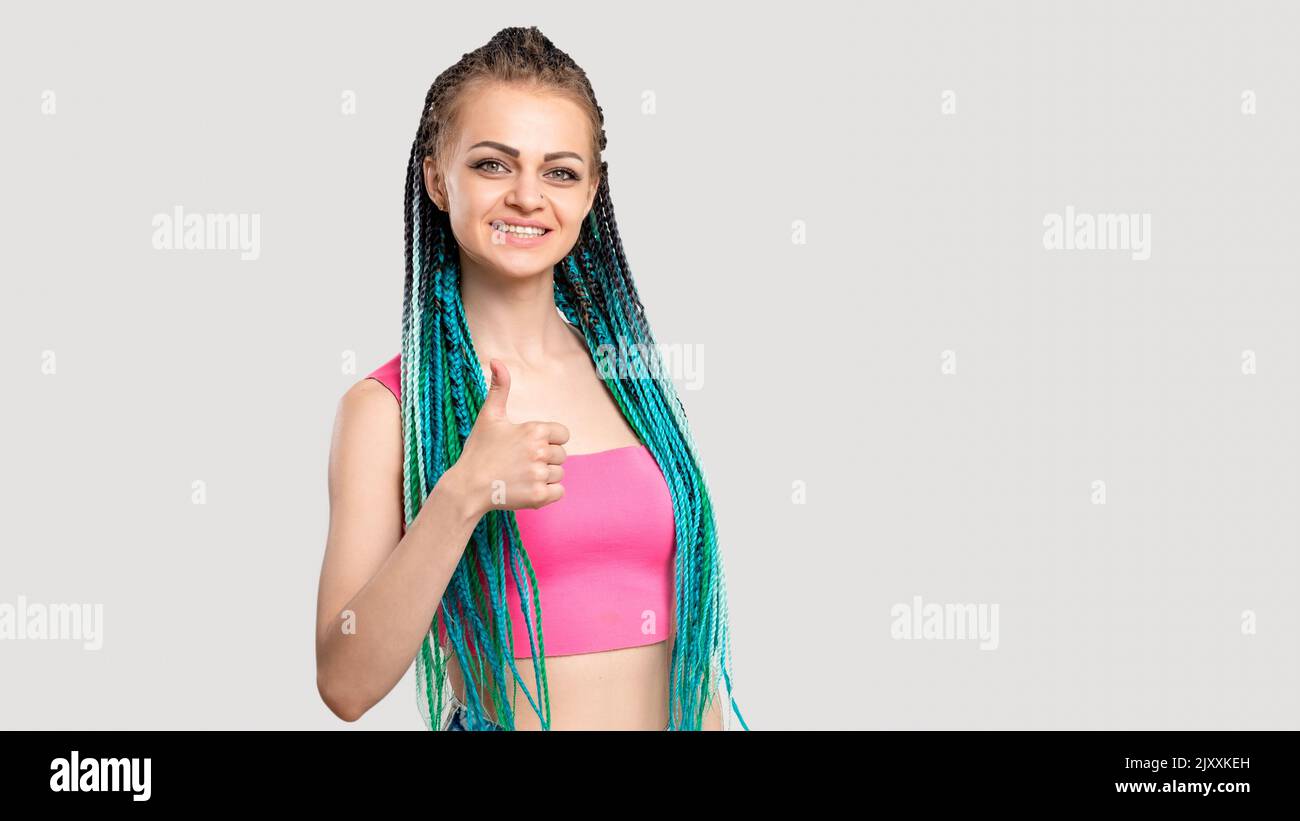 femme bleu tresses comme signe coloré cheveux pouce vers le haut Banque D'Images femme bleu tresses comme signe coloré cheveux pouce vers le haut Banque D'Images