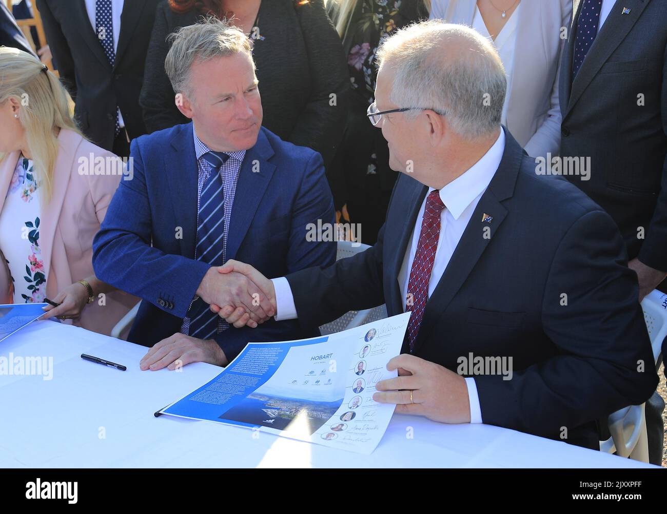 Le Premier ministre australien Scott Morrison (à droite) se met à la main avec le Premier ministre tasmanien will Hodgman après avoir signé l'accord de la ville de Hobart à l'aéroport de Hobart en Tasmanie, dimanche, 24 février 2019. Le City Deal de Hobart, attendu depuis longtemps, sera révélé comme un engagement de 10 ans, $1,43 milliards d'euros, réparti sur le tourisme, la science, les solutions de trafic et le logement abordable. (AAP image/Rob Blakers) Banque D'Images