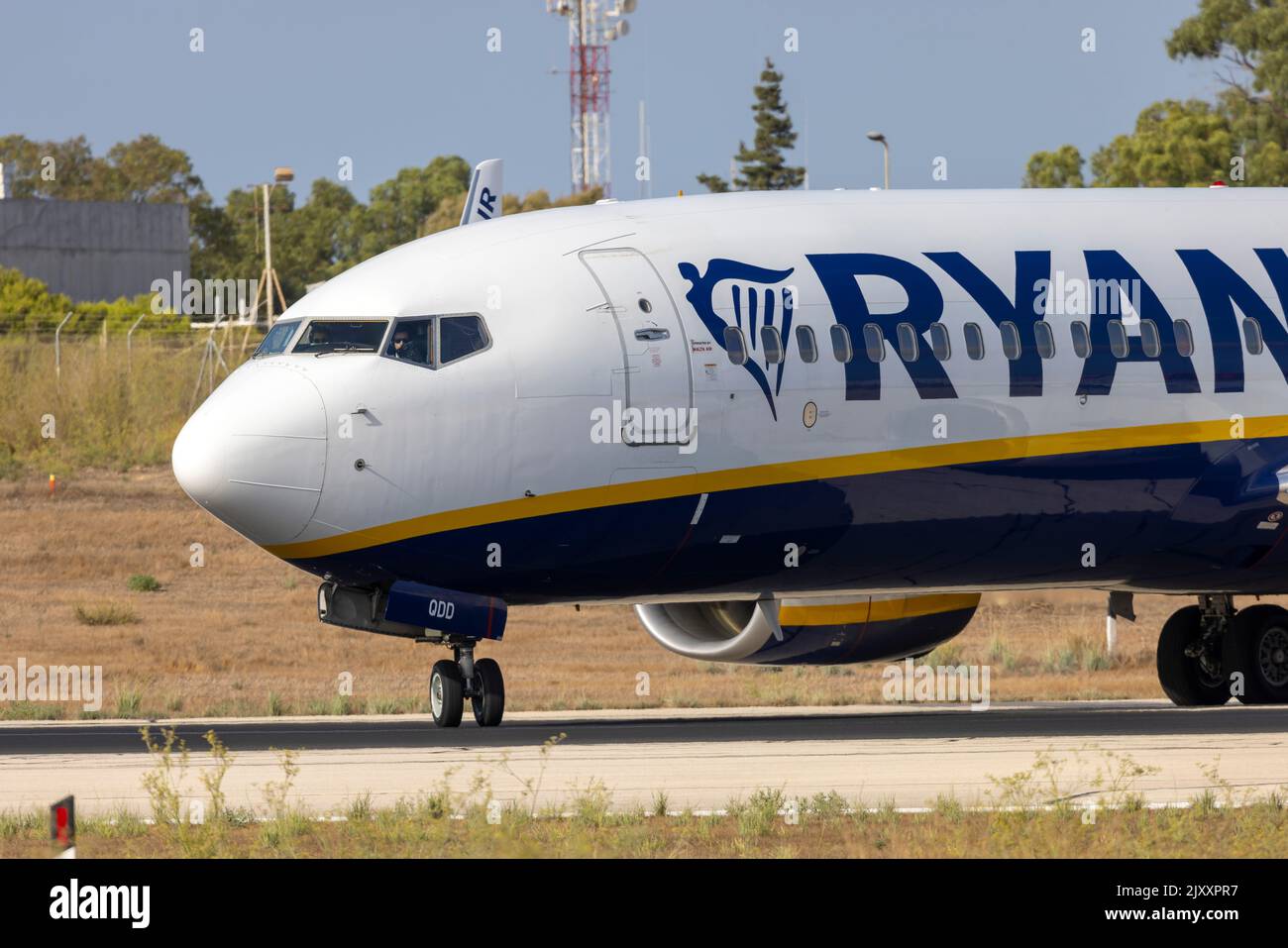 Ryanair Boeing 737-8AS (REG: 9h-QDD) sortie de la voie de circulation Foxtrot pour le décollage. Banque D'Images