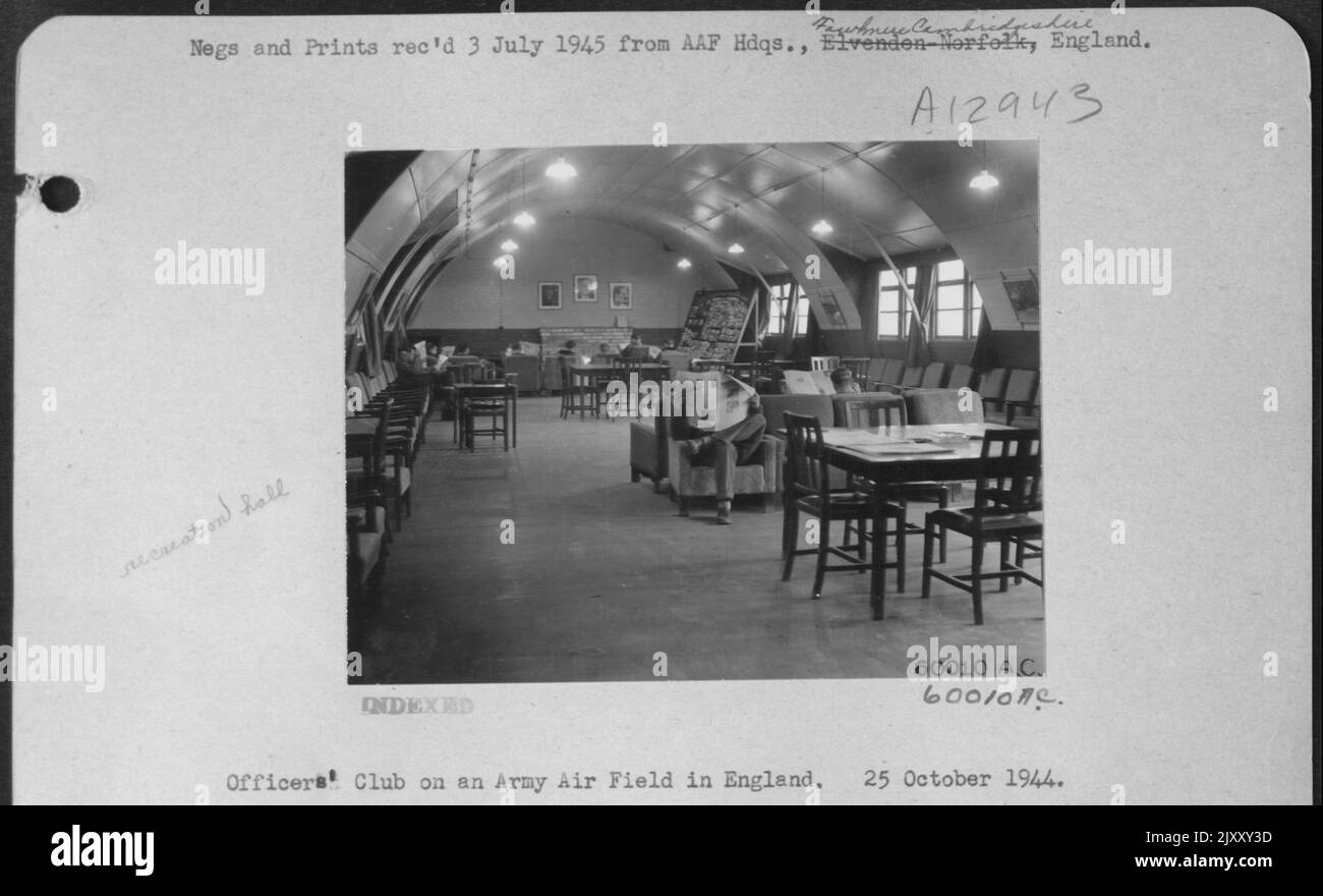 Club des officiers sur un terrain d'aviation de l'Armée de terre en Angleterre. 25 octobre 1944. Banque D'Images