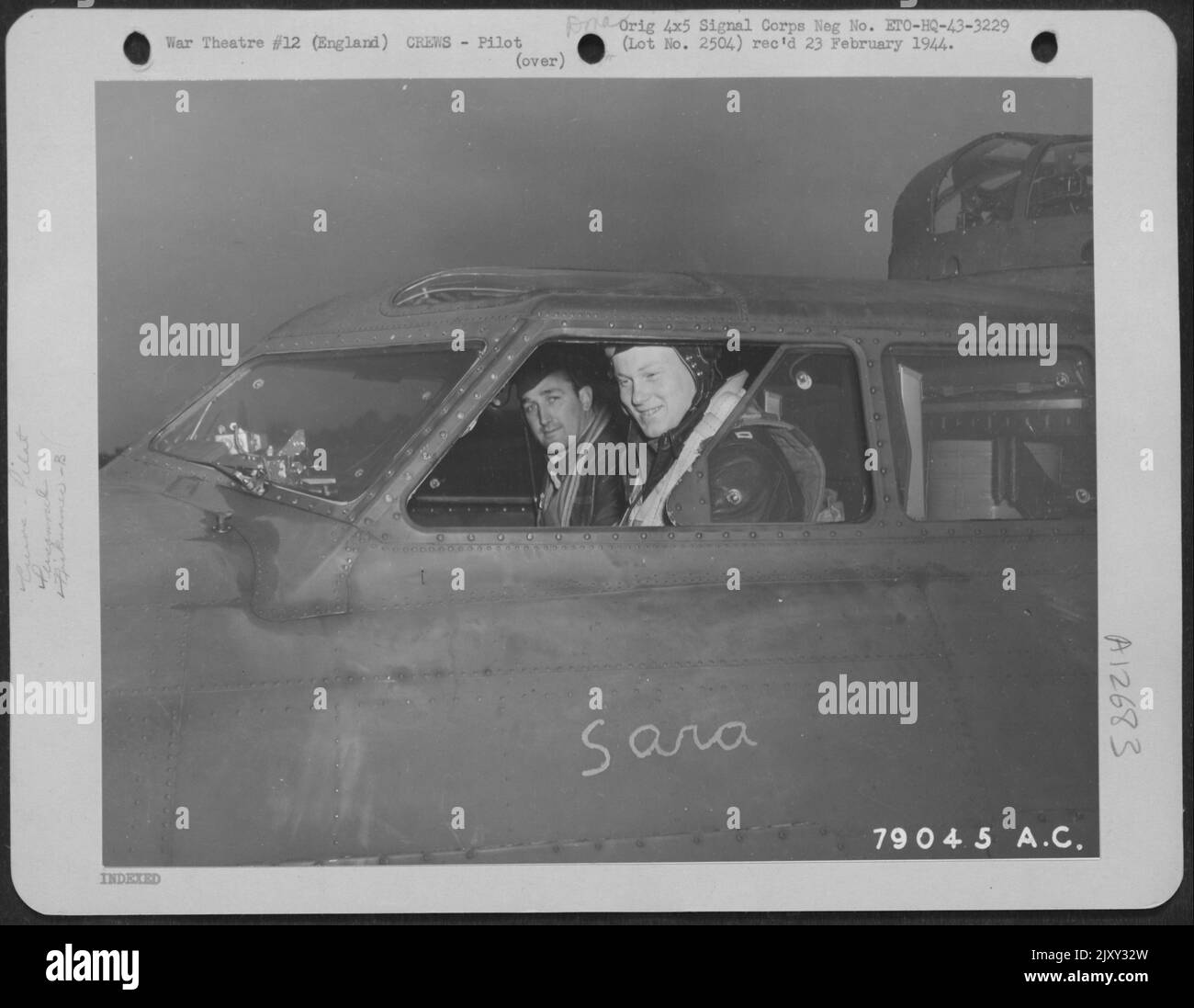 1st Lt. Clyde Debaum de Bicknell, Indiana, Copilote et Capt. Charles