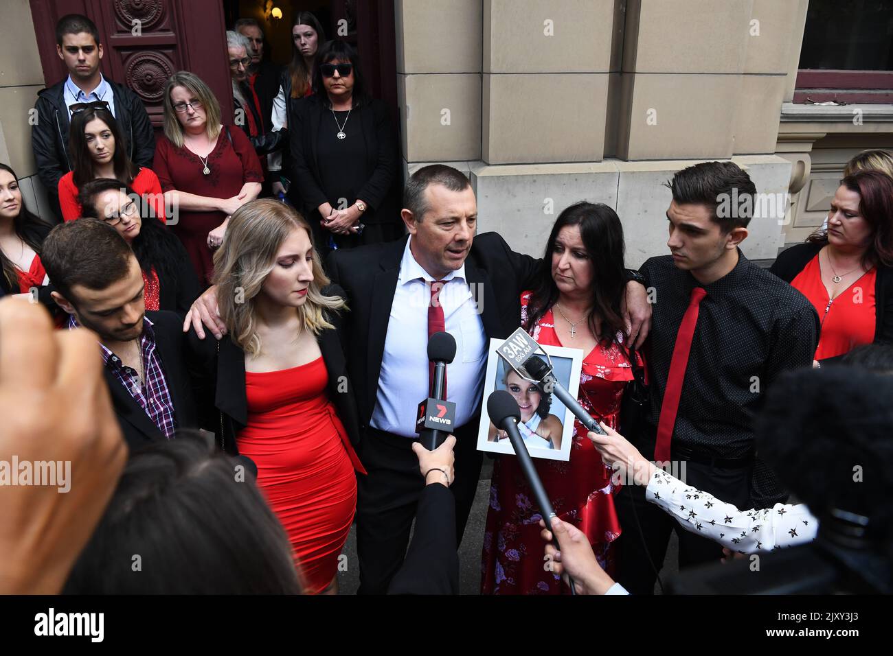 Boyd Unwin (au centre), père de la victime Katie Haley, parle aux médias avec des membres de sa famille à l'extérieur de la Cour suprême de Victoria, à Melbourne, mercredi, 6 mars 2019. Shane Michael Roberts, 29 ans, a été condamné à 24 ans derrière les barreaux pour le meurtre de Katie Hayley en mars 2018. (Image AAP/James Ross) Banque D'Images