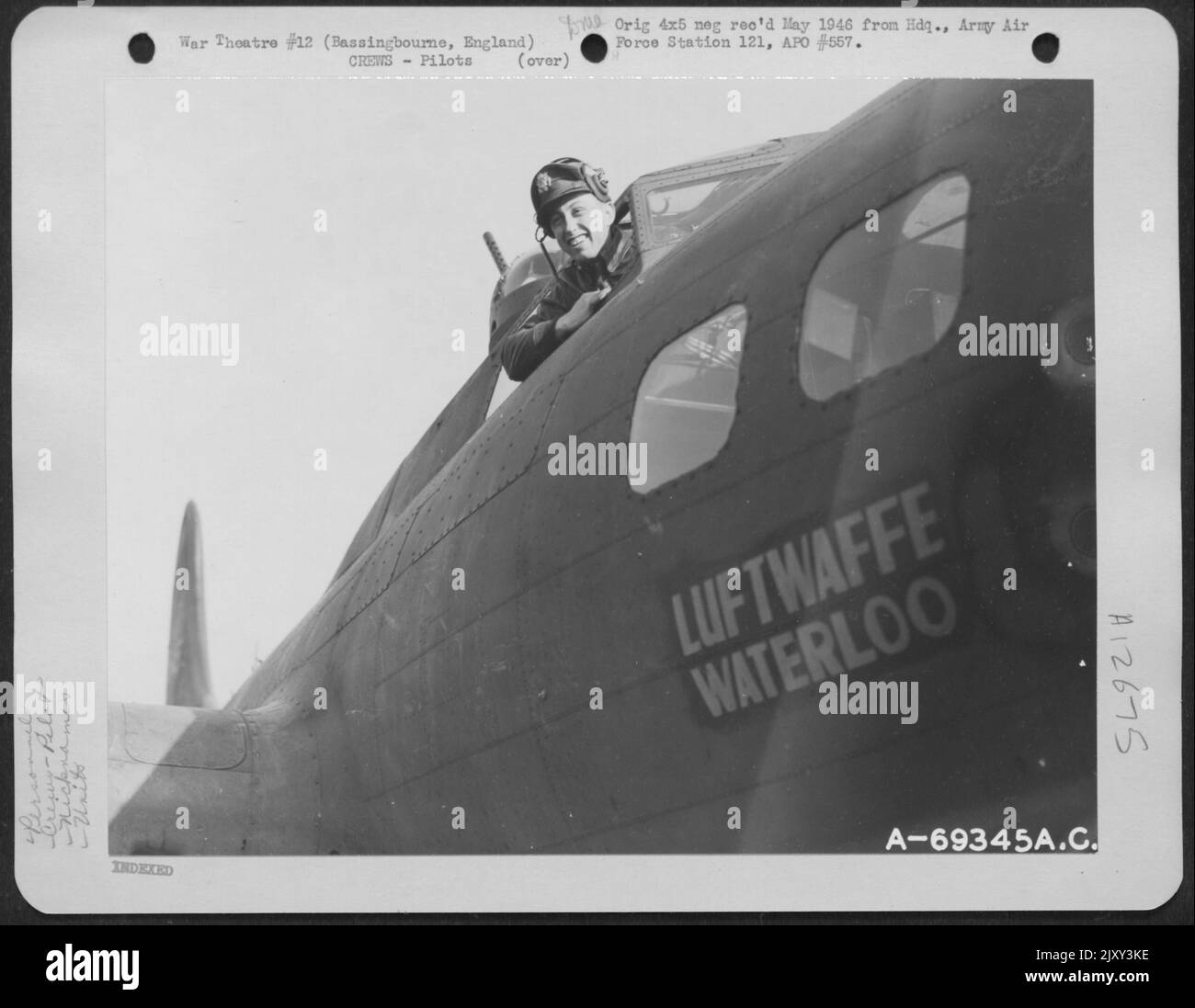 D.E. Lt Beasley, pilote de l'escadron de la bombe 322nd, regarde son avion, le Boeing B-17 'Forteresse volante' 'Luftwaffe Waterloo' à la base du groupe de la bombe 91st à Bassingbourne, en Angleterre, le 9 mars 1943. Banque D'Images