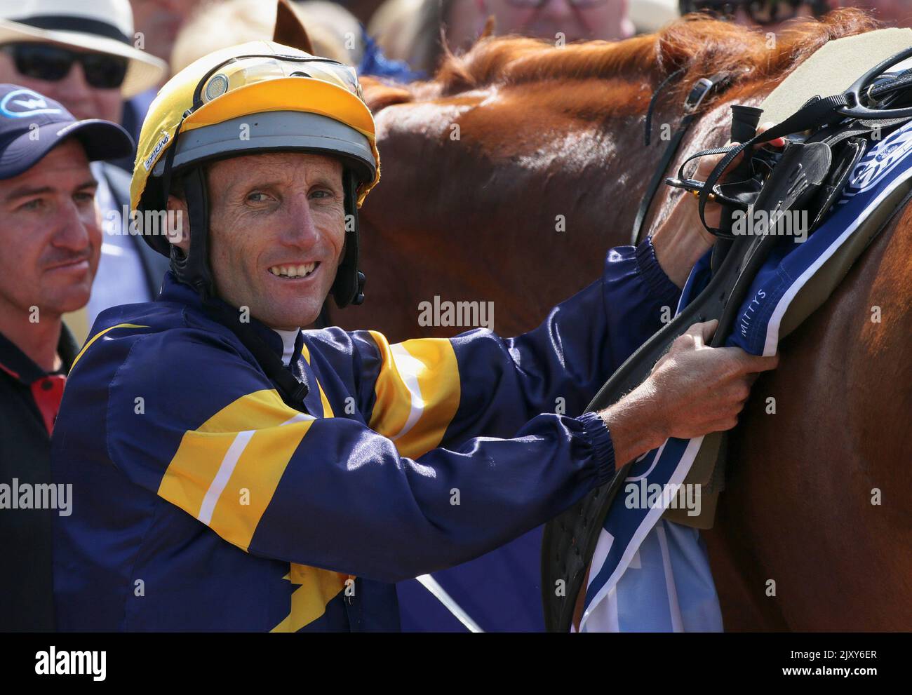 Jockey Damien Oliver revient à l'échelle sur Hang Man après avoir gagné la course 3, furphy Ale handicap pendant Super Saturday à l'hippodrome de Flemington à Melbourne, samedi, 9 mars 2019. (AAP image/George Salpigtidis) Banque D'Images
