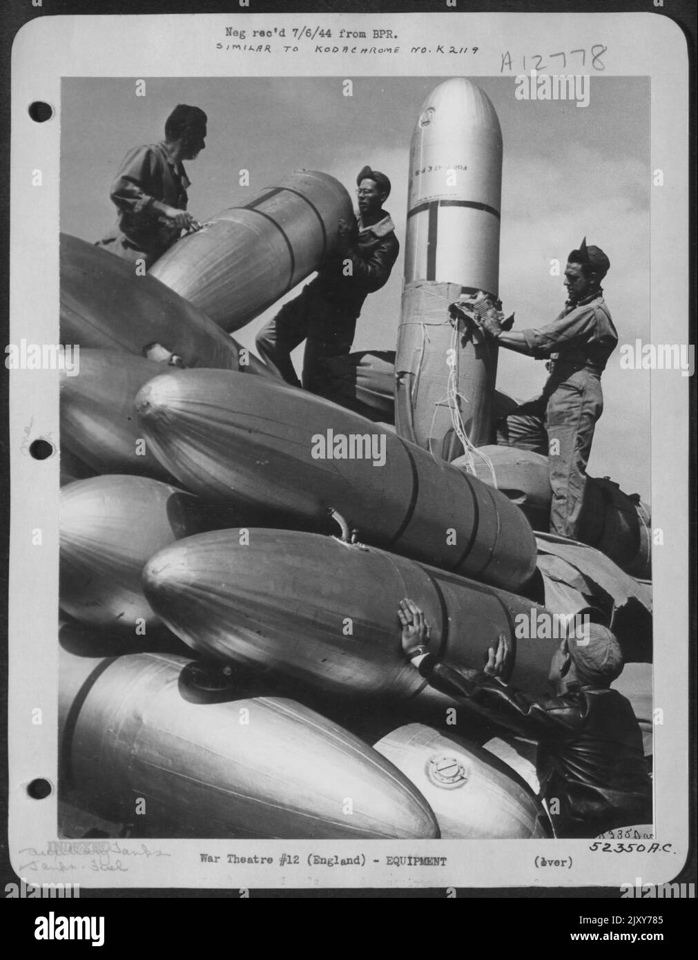 T/hommes d'approvisionnement, de gauche à droite : Sgt. Michael H. Moran, McKeesport, Pennsylvanie, Cpl. Howard M. Meddlyhas, Salt Lake City, Utah, Cpl. Larry Feldman, Brooklyn, New York, et S/Sgt. Robert G. Keich de Tomaque, en Pennsylvanie, sont occupés à déballer les fibres auxiliaires fabriquées par les Britanniques Banque D'Images