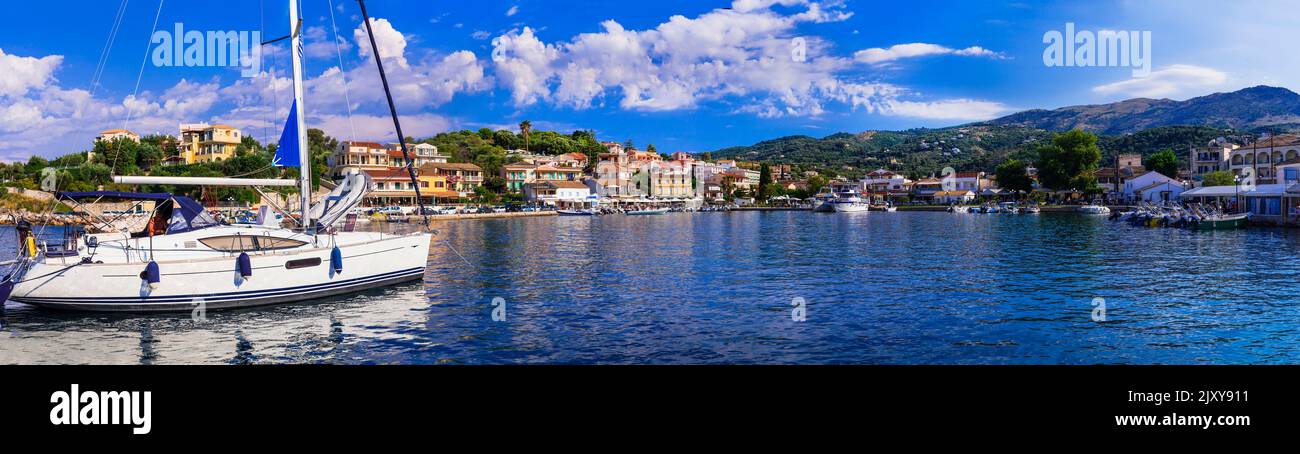 Grèce, île de Corfou. Vue sur le village de pêcheurs traditionnel de Kassiopi - destination touristique populaire Banque D'Images