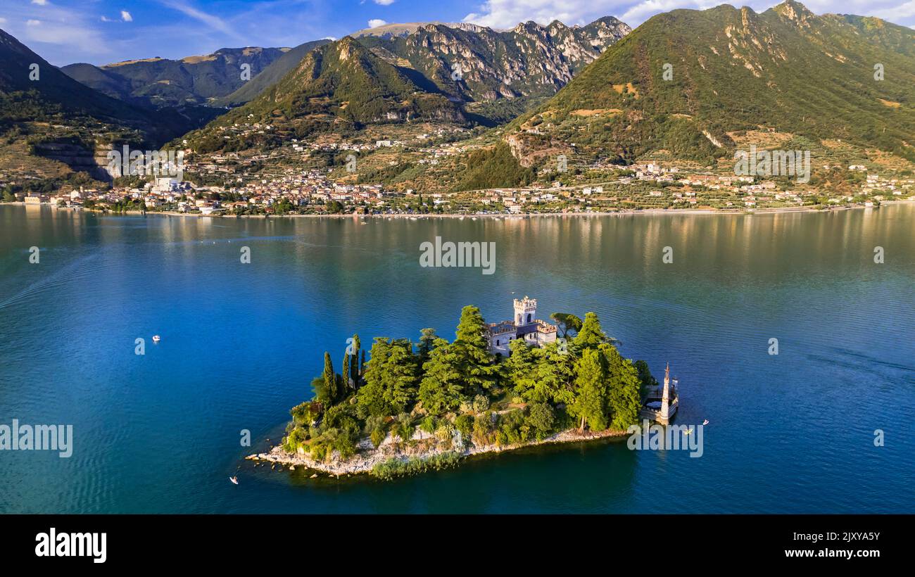 Magnifique paysage du lac Iseo avec petite île pittoresque de Loreto avec château, vue aérienne sur drone. Italie, province de Brescia Banque D'Images