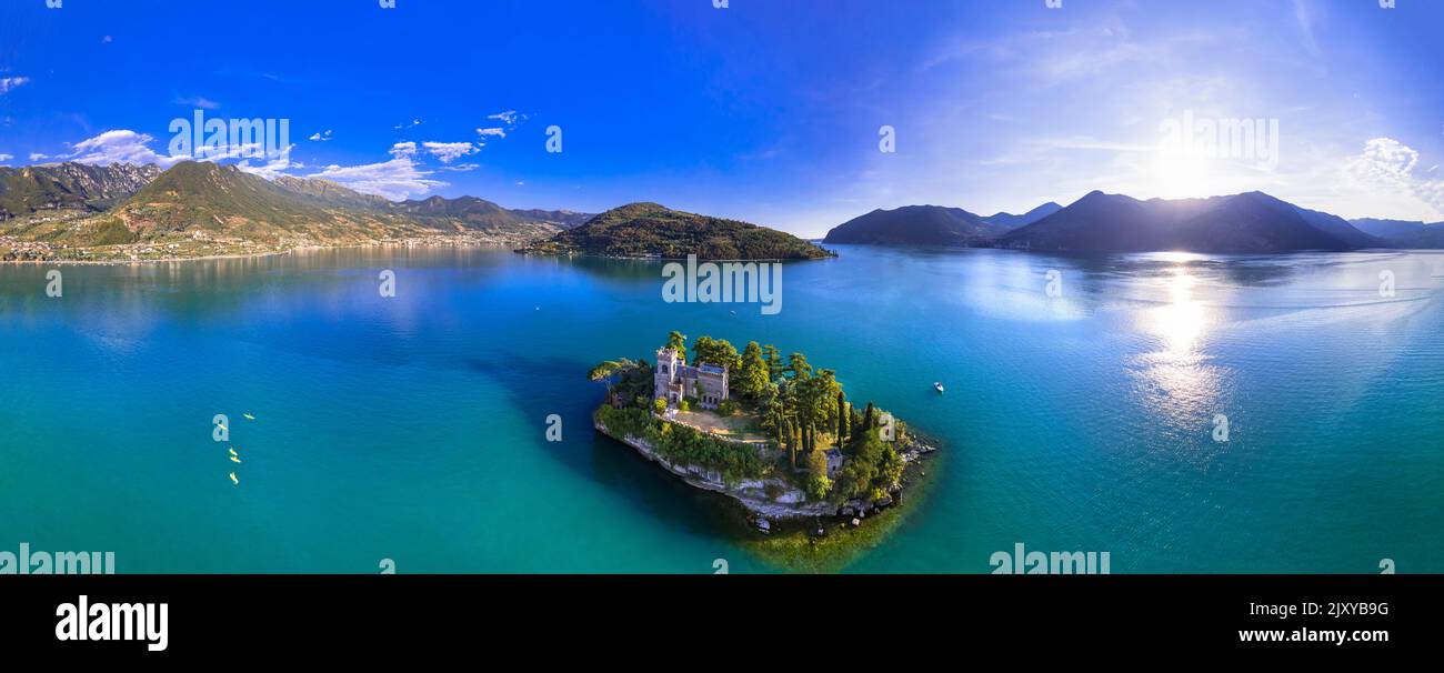Magnifique paysage du lac Iseo avec petite île pittoresque de Loreto avec château, vue aérienne sur drone. Italie, province de Brescia Banque D'Images