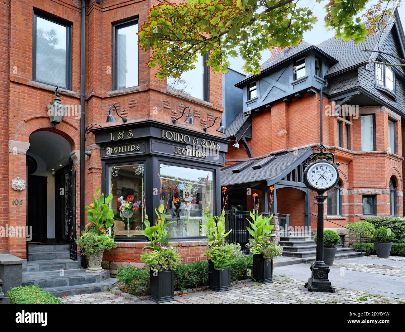 Toronto, Canada - septembre 2022 : le village de Yorkville possède des maisons anciennes qui ont été transformées en boutiques élégantes. Banque D'Images