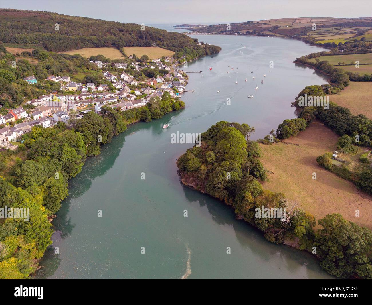 St Dogmael's, Pembrokeshire, pays de Galles - août 2022 : vue aérienne du village à l'embouchure de l'estuaire à marée haute. Banque D'Images