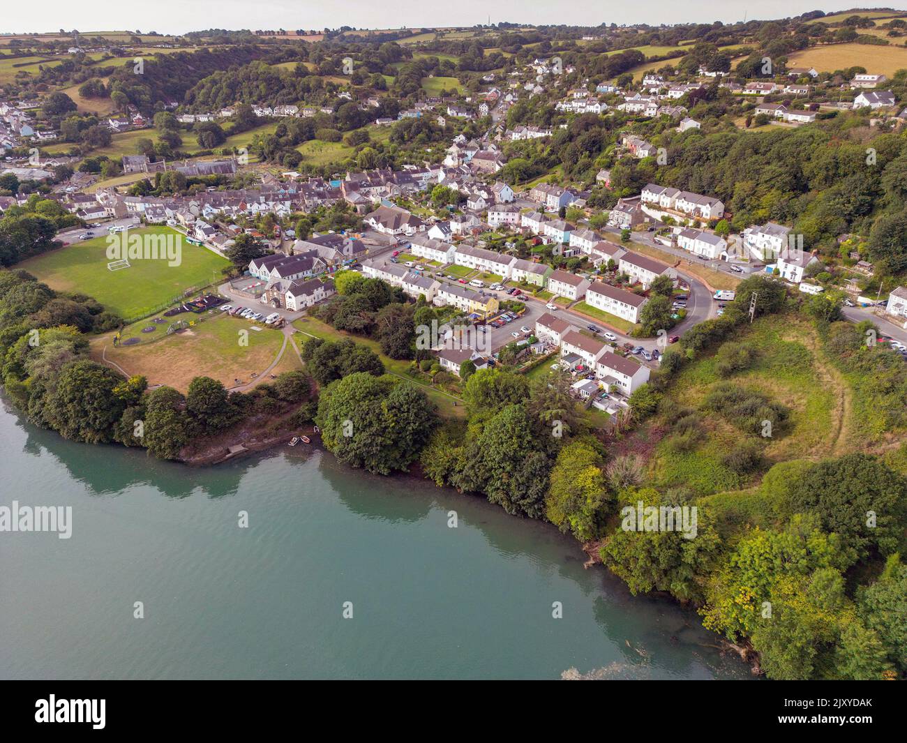 St Dogmael's, Pembrokeshire, pays de Galles - août 2022 : vue aérienne du village à l'embouchure de l'estuaire à marée haute. Banque D'Images