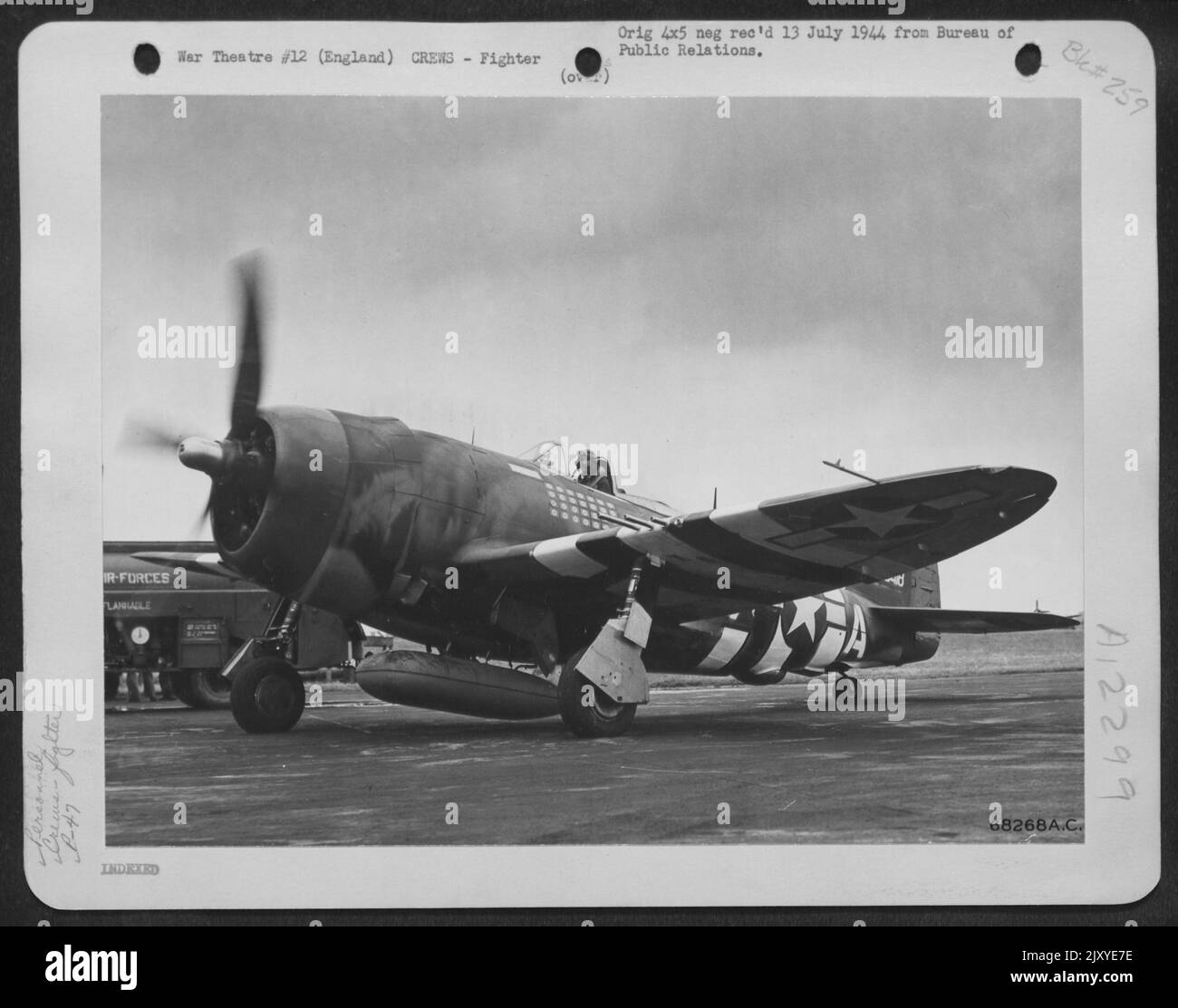 Lieutenant-colonel Francis E. Gabreski taxis sa République P-47 'Thunderbolt' vers la piste pour Une mission d'escorte d'aviateur et de stratification. Angleterre, le 4 juillet 1944. Banque D'Images