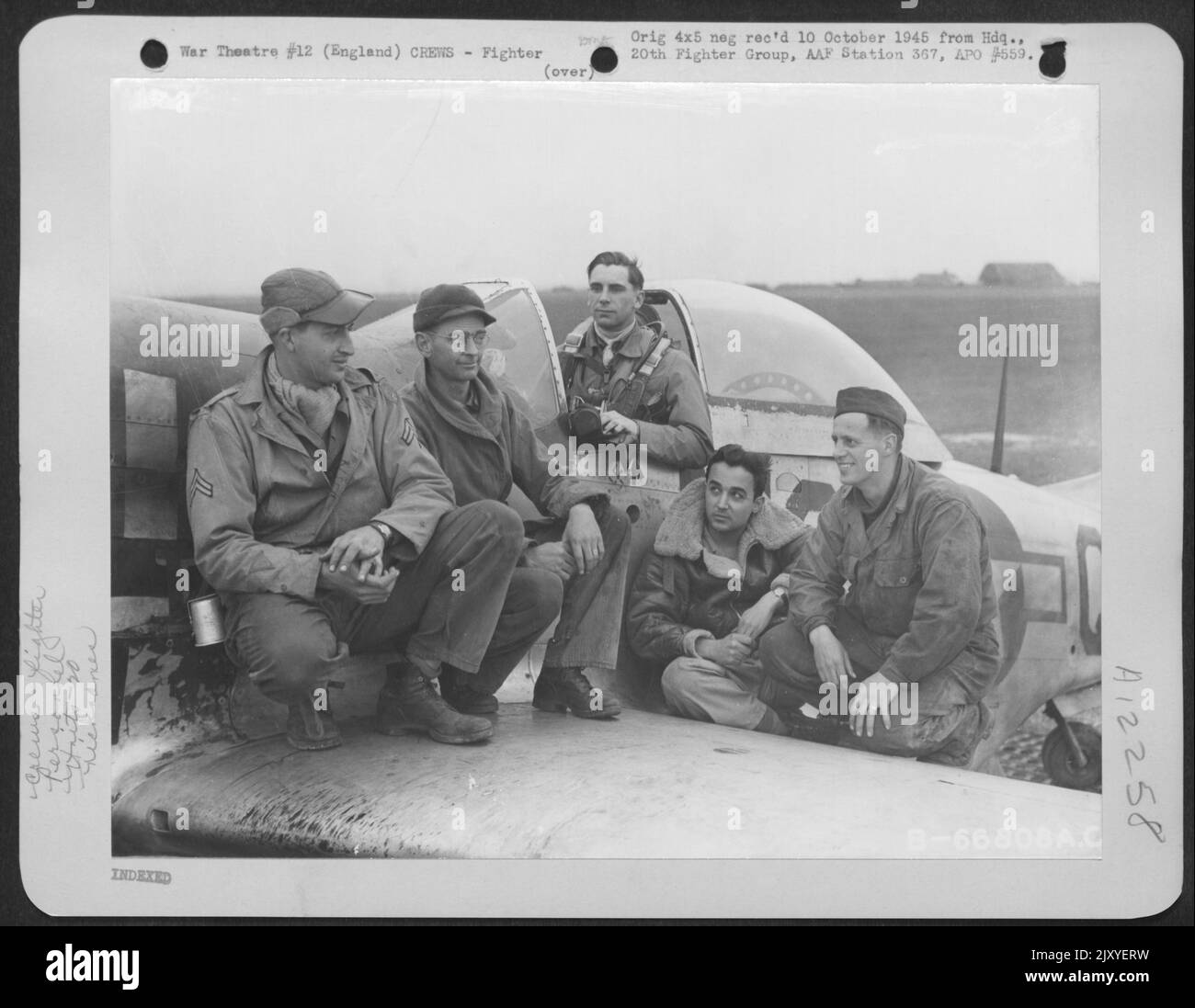 Le lieutenant Ziegelbower, pilote et équipage au sol d'Un P-51 nord-américain 'Mustang' du groupe de chasseurs 20th en Angleterre. Banque D'Images Le lieutenant Ziegelbower, pilote et équipage au sol d'Un P-51 nord-américain 'Mustang' du groupe de chasseurs 20th en Angleterre. Banque D'Images