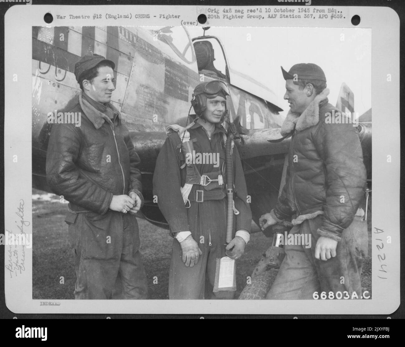 Le lieutenant Taylor et l'équipage au sol d'Un P-51 nord-américain 'Mustang' du groupe de chasseurs 20th en Angleterre. Banque D'Images Le lieutenant Taylor et l'équipage au sol d'Un P-51 nord-américain 'Mustang' du groupe de chasseurs 20th en Angleterre. Banque D'Images