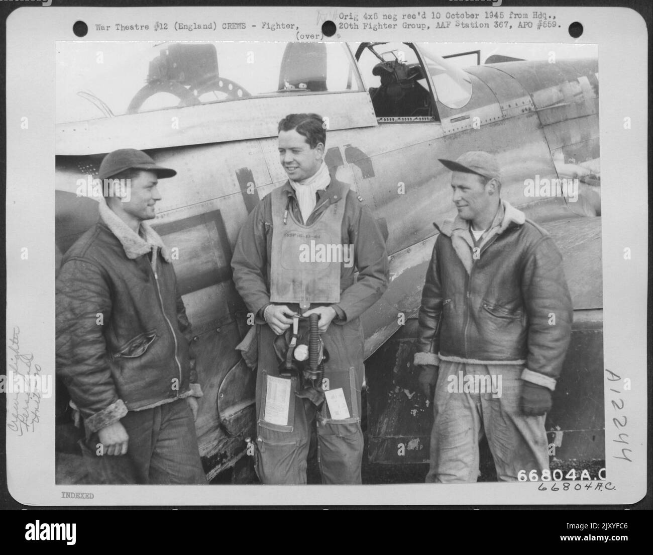 Capitaine Herbert et Ground Crew à côté D'Une Mustang P-51 nord-américaine du groupe Fighter 20th en Angleterre. Banque D'Images Capitaine Herbert et Ground Crew à côté D'Une Mustang P-51 nord-américaine du groupe Fighter 20th en Angleterre. Banque D'Images