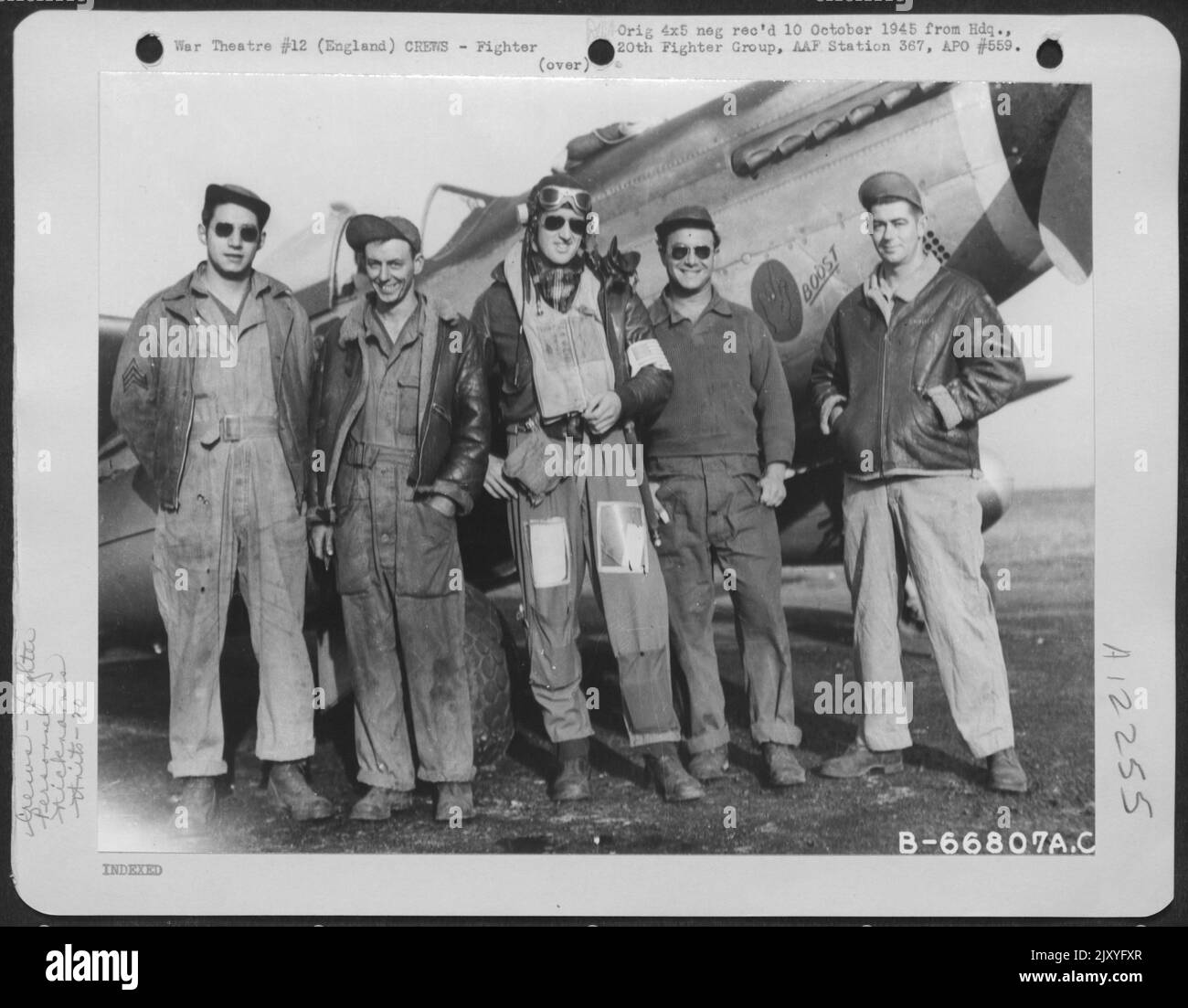 Major Anderson et Ground Crew à côté de la Mustang P-51 nord-américaine « Boost » du groupe Fighter 20th en Angleterre. Banque D'Images Major Anderson et Ground Crew à côté de la Mustang P-51 nord-américaine « Boost » du groupe Fighter 20th en Angleterre. Banque D'Images
