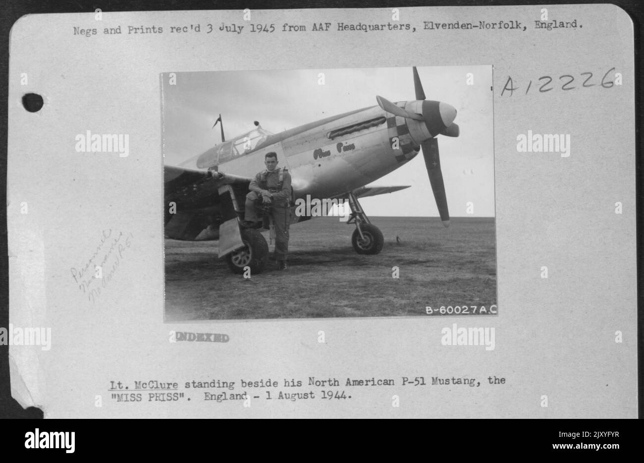 Le lieutenant McClure debout à côté de son P-51 nord-américain Mustang, le « prisme ». Angleterre. 1 août 1944. Banque D'Images