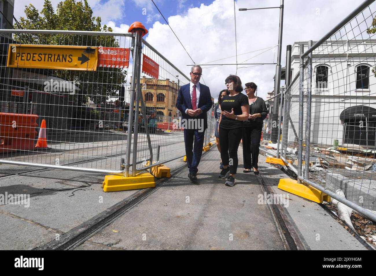 Michael Daley, chef de l'opposition en Nouvelle-Galles du Sud, inspecte la vue de la construction du rail léger sur la rue Devonshire à Surry Hills lors de la campagne électorale de la Nouvelle-Galles du Sud en 2019 à Sydney, jeudi, 21 mars 2019. Les électeurs de la Nouvelle-Galles du Sud se rendront aux urnes samedi, à 23 mars. (Image AAP/Coch Lukas) Banque D'Images