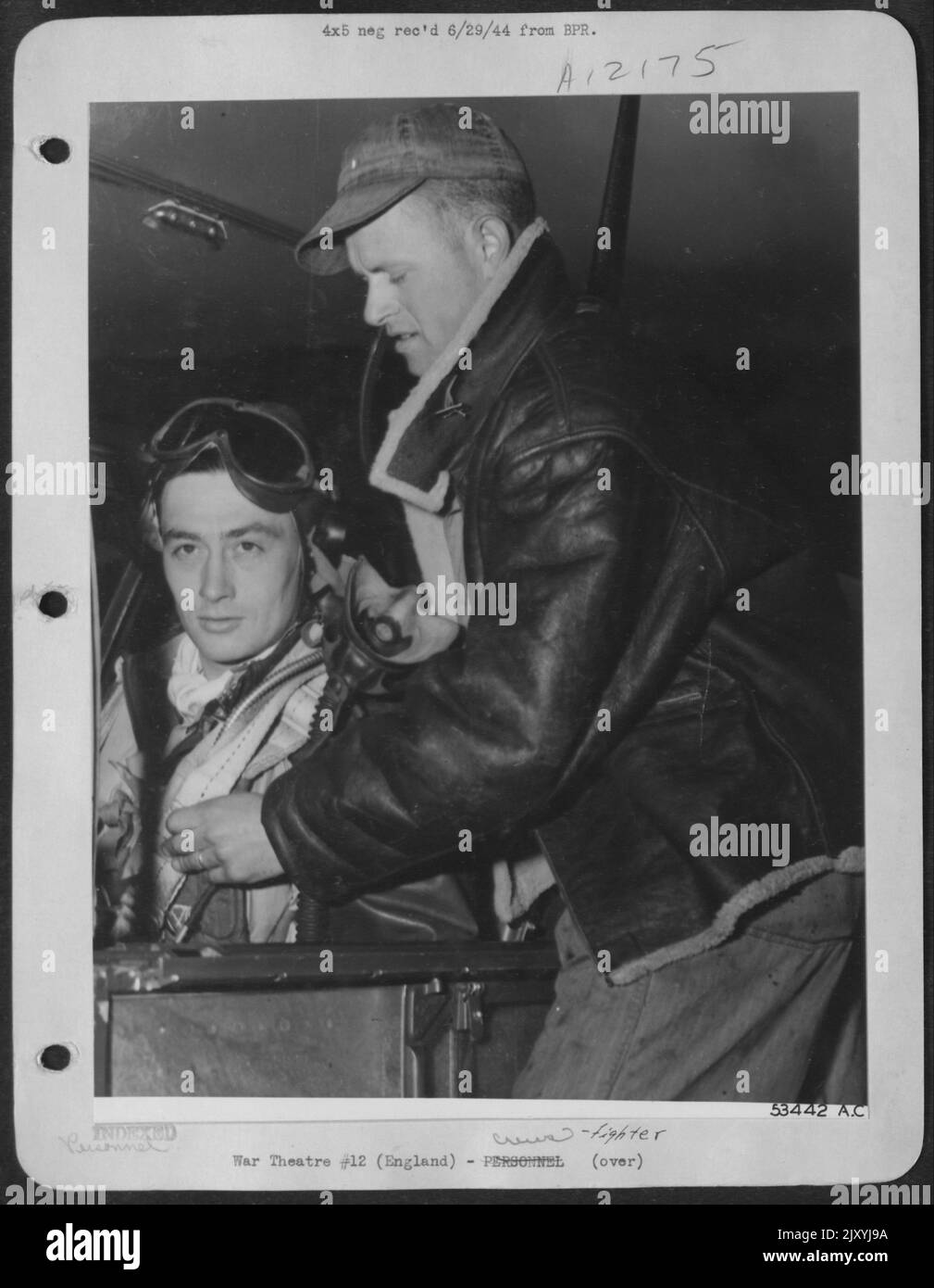 ANGLETERRE-Russie en direction de 8th Air Force North American P-51 Mustang taxis pour le décollage de la première navette d'escorte Fighter Command 8th vers la Russie. Le pilote de l'avion est le lieutenant Charles H. Shilke, de Somerset, en Pennsylvanie Banque D'Images