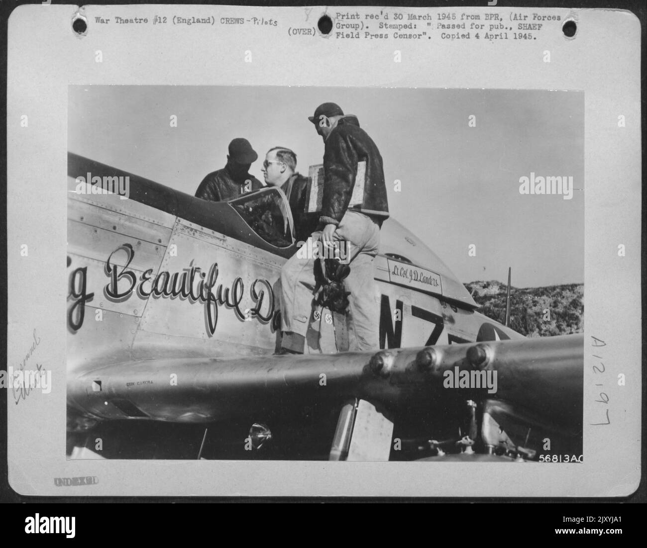 Le lieutenant-colonel John D. Landers, ACE de 24 ans de Joshua, Texas, s'installe dans le poste de pilotage de son P-51 Mustang nord-américain avant de prendre la tête du groupe de chasseurs 78th sur le Rhin samedi 24 mars 1945, pour balayer la région, à la recherche de l'allemand Banque D'Images