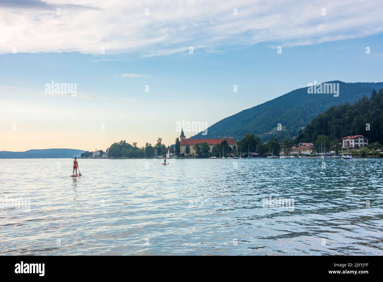 Tegernsee: lac de Tegernsee, vue sur la ville de Tegernsee, SUP lever pagayer personne à Oberbayern, Tegernsee-Schliersee, haute-Bavière, Bayern, Bavière, G Banque D'Images