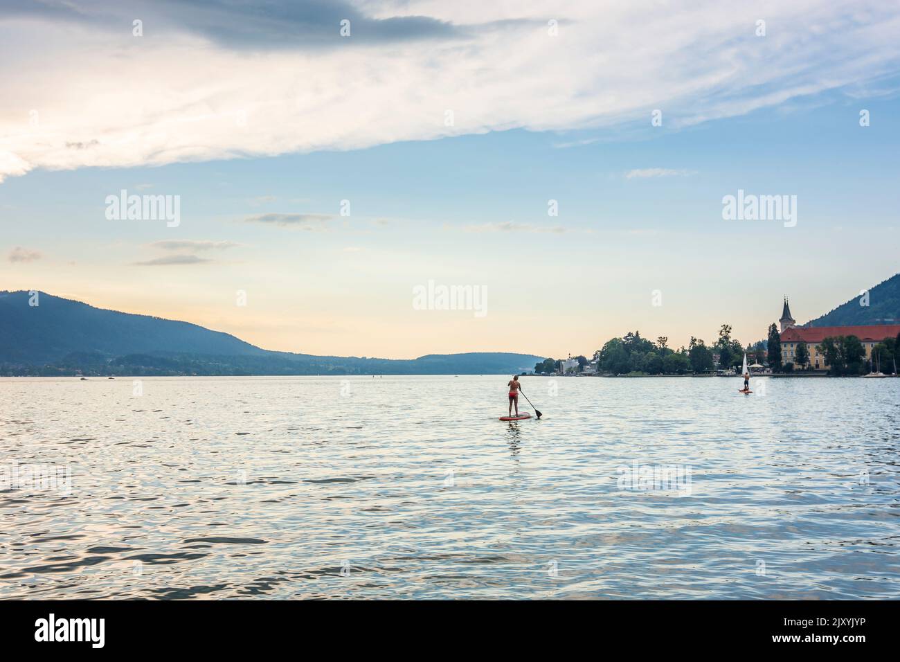 Tegernsee: lac de Tegernsee, vue sur la ville de Tegernsee, SUP lever pagayer personne à Oberbayern, Tegernsee-Schliersee, haute-Bavière, Bayern, Bavière, G Banque D'Images