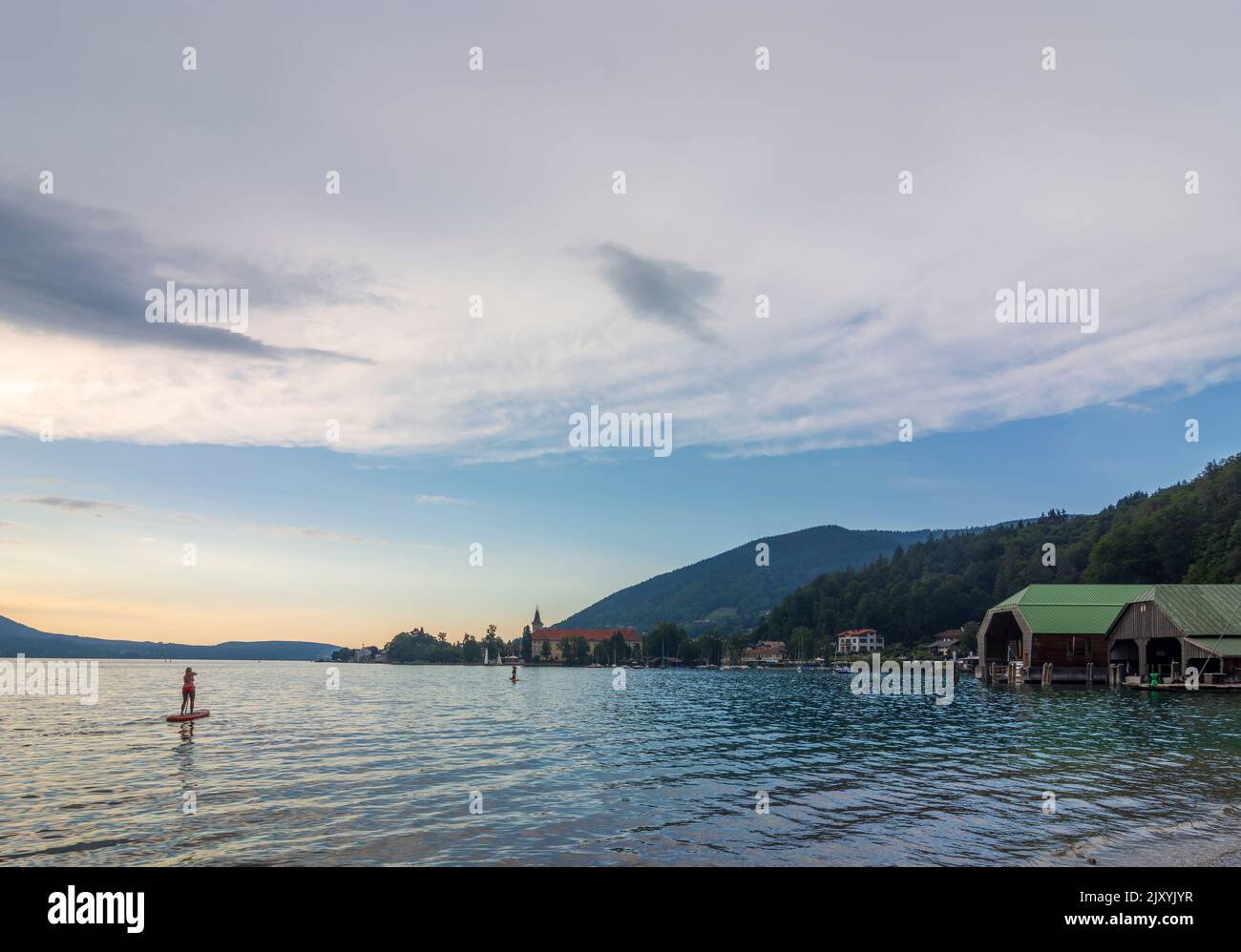 Tegernsee: lac de Tegernsee, vue sur la ville de Tegernsee, SUP lever pagayer personne à Oberbayern, Tegernsee-Schliersee, haute-Bavière, Bayern, Bavière, G Banque D'Images