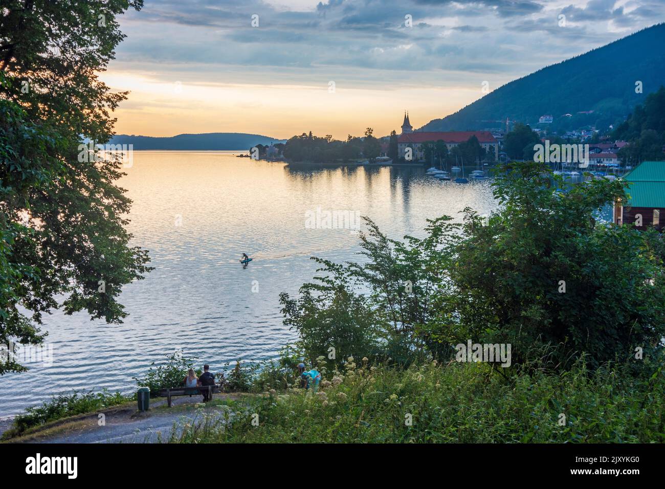 Tegernsee: lac de Tegernsee, vue sur la ville de Tegernsee, SUP lever pagayer personne à Oberbayern, Tegernsee-Schliersee, haute-Bavière, Bayern, Bavière, G Banque D'Images