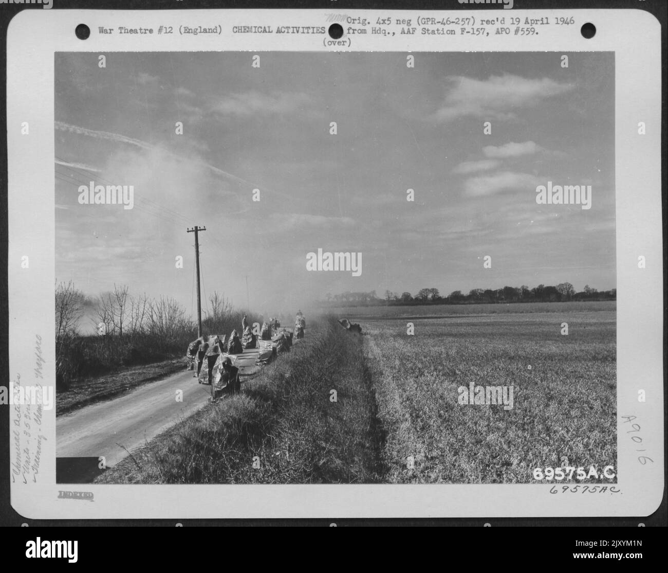 Des figurines fantômes traceront cette route de campagne en Angleterre tandis que des hommes du groupe de chasseurs 353rd participent à Une simulation d'attaque au gaz, qui fait partie du programme de formation à la guerre chimique du groupe. Mars 1944. Banque D'Images