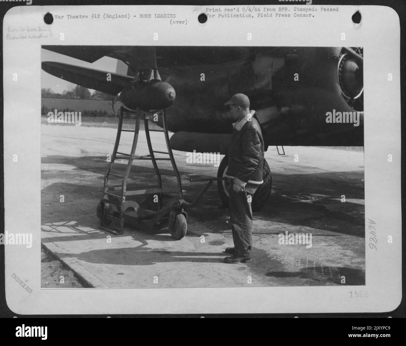 Avec ce dispositif de chargement de bombes, les bombes sont rapidement chargées sur les racks d'escadre du 9th Air Force Bomber Command A-20 Havocs, basé en Angleterre, et opérant sur le front occidental. L'utilisation de râteliers augmente la charge de la bombe de Havoc de 50 %. Banque D'Images