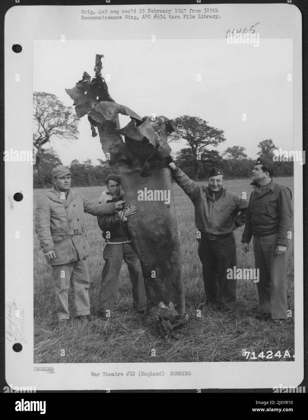 Des hommes du groupe Bomb de 390th examinent les restes d'Une fusée allemande qui s'est écrasée près de leur base aérienne de 8th en Angleterre. 3 octobre 1944. Banque D'Images