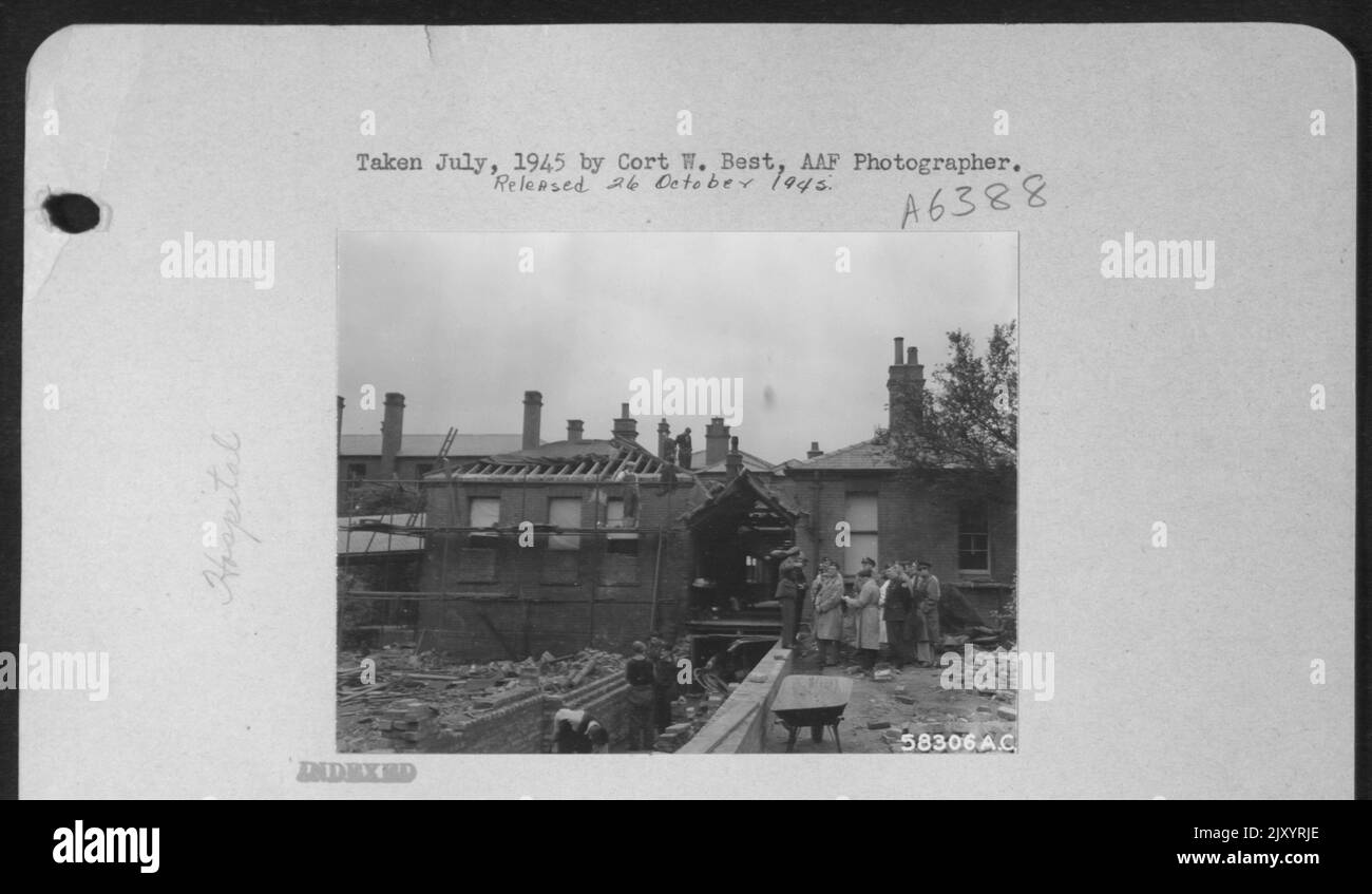 Les auteurs de l'aviation qui ont vue des dommages à un hôpital anglais par la bombe V-2. Banque D'Images