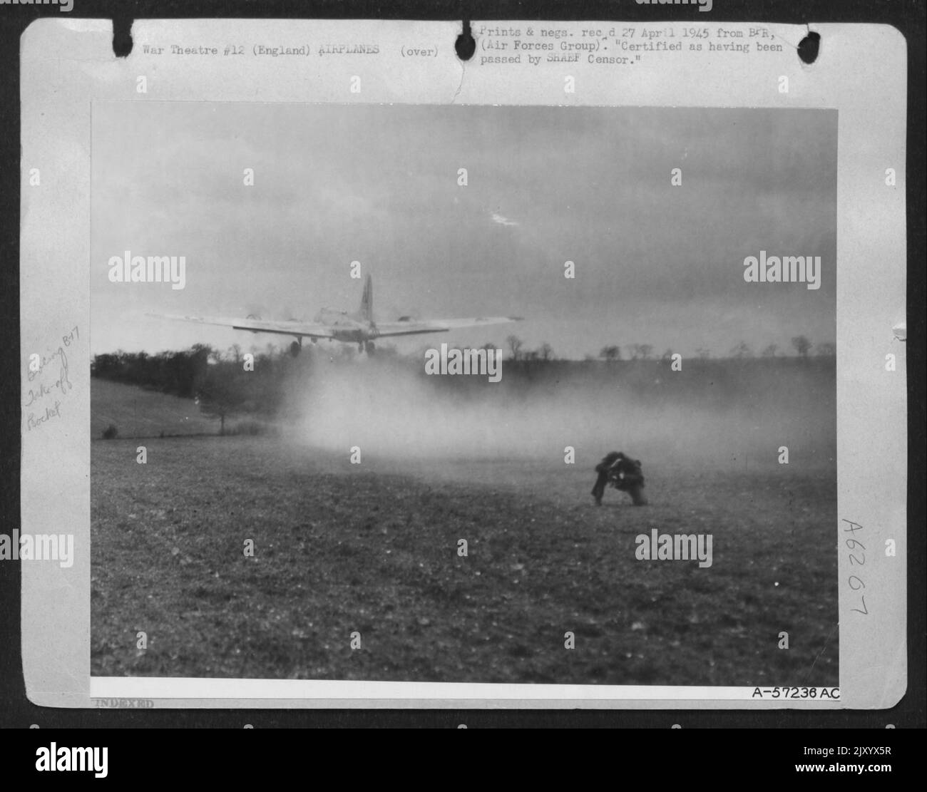 C'est vers le haut -- après rouler seulement 372 pieds, la moitié de la distance qu'il faudrait sans les 12 fusées montées sous les ailes. À l'origine, ce Boeing B-17 avait été forcé, en raison des dommages causés par Flak sur le territoire ennemi, à terre sur Un petit champ d'Angleterre labouré Banque D'Images